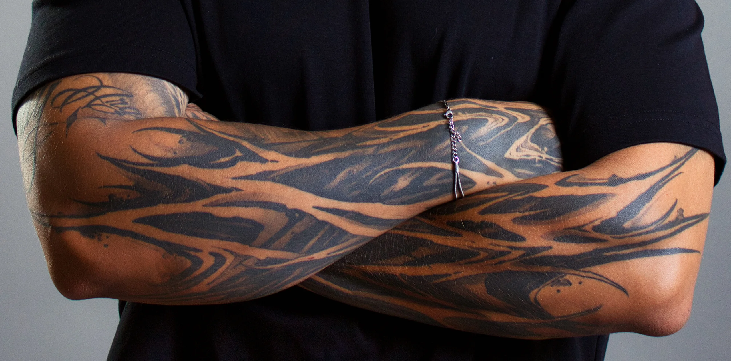 Brazos tatuados de un artista de Rembranci Studio